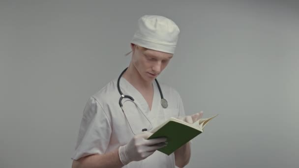 Jeune Docteur Robe Médicale Gants Stéthoscope Autour Cou Chapeau Blanc — Video