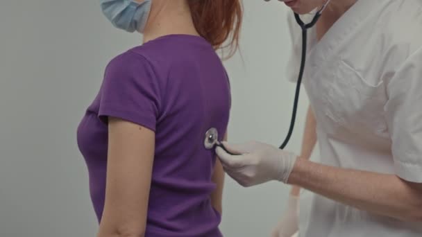 Lægen Undersøger Patienten Ung Mand Hvid Frakke Handsker Lytter Med – Stock-video