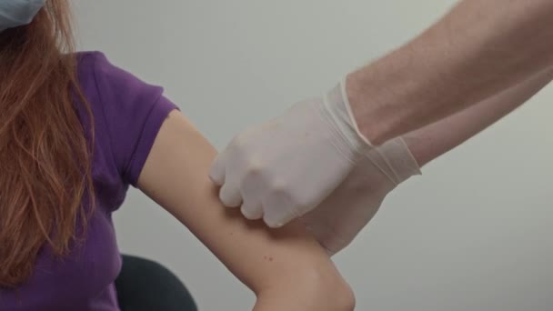 Doktorun Hastaların Eline Iğne Yaptığı Eller Sabırlı Genç Kız Eldivenli — Stok video