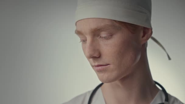 Face Young Doctor White Hat Guy Freckles Red Hair — Vídeo de Stock