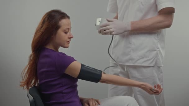 Doctor Examines Patient Doctor White Measures Pressure Young Girl Long — Vídeo de Stock