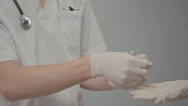 Médicos Mãos Nas Luvas Abre Ampola Medicina Atrai Líquido Para — Vídeo de Stock