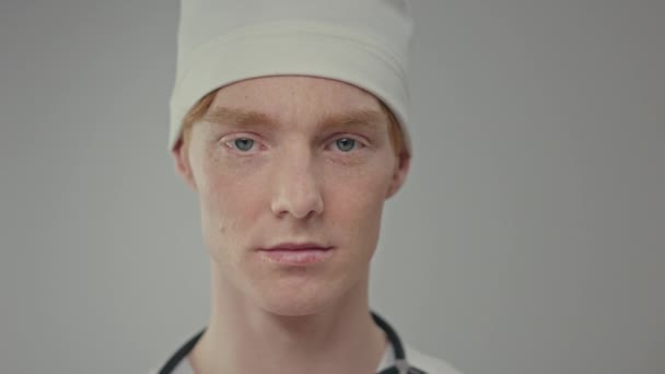 Ansiktet Den Unge Doktorn Han Håller Ampull Handen Framför Sitt — Stockvideo
