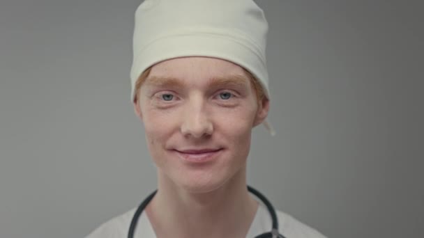 Face Young Doctor White Hat Guy Freckles Red Hair — Vídeo de Stock