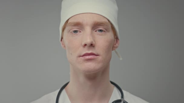Twarz Młodego Lekarza Białej Czapce Facet Piegami Rudymi Włosami — Wideo stockowe