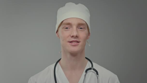 Face Young Doctor White Hat Guy Freckles Red Hair — Vídeo de Stock