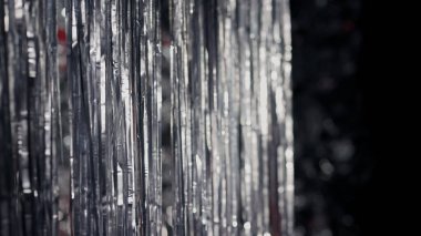 Sekizler Arası Kırmızı Elbiseli Baştan Çıkarıcı Esmer. El sepetleriyle oynuyor. Uzun Parlak Manzara.