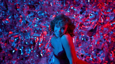 Kırmızı elbiseli baştan çıkarıcı esmer. Kız pozu. Gece yarısı makyajlı kız. Işık Değişiklikleri.