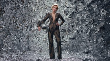 Akşamki Şenlik Kostümünde Baştan Çıkarıcı Sarışın Eriyor. Parlak Kız Sahnesi 'nin arkasında. Parlak Makyaj ve Büyük Küpeli Adorn Kız.