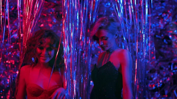 Kaksi Nuorta Tyttöä Tanssimassa Yökerhossa Blondi Brunette Iltapuvuissa Sininen Vaaleanpunainen — kuvapankkivalokuva