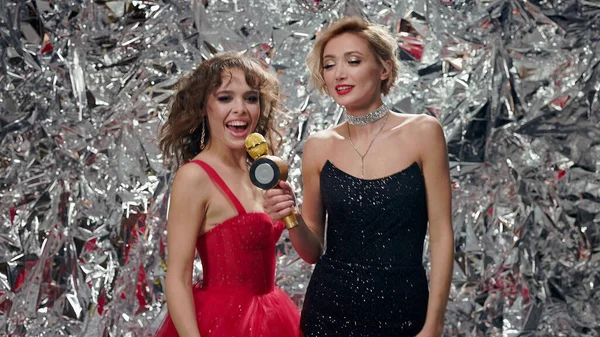 Two Young Girls Dancing Nightclub Sequins Blonde Brunette Evening Dresses — kuvapankkivalokuva