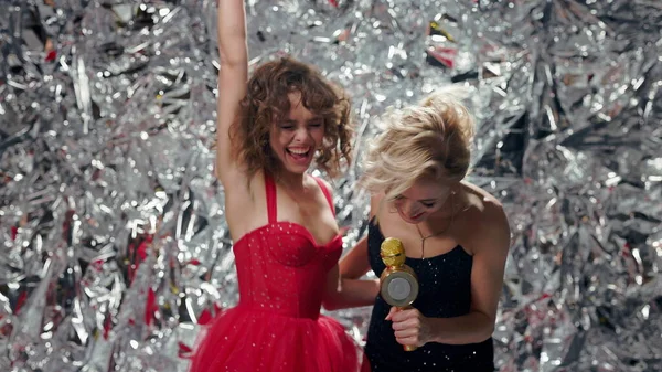 Two Young Girls Dancing Nightclub Sequins Blonde Brunette Evening Dresses – stockfoto