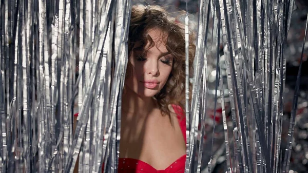 Seductive Brunette Red Dress Sequins Wind Moves Long Sparkles Girl lizenzfreie Stockfotos