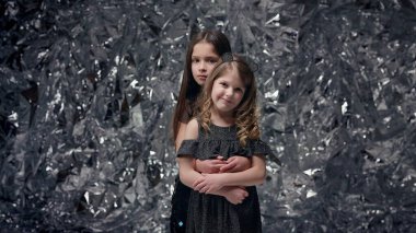 Parlak Arkaplanda İki Kız. Şenlik Elbiseli Kızlar. Parlak Sahnenin Arkaplanındaki Kızlar.