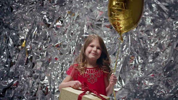 New Year Celebration Cute Smiling Girl Holding Gift Box Balloon — kuvapankkivalokuva