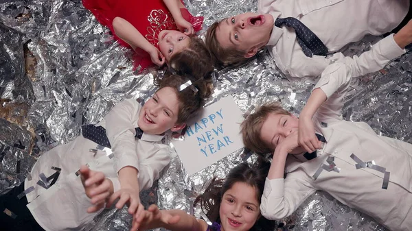 Parlak Yüzeyde Beş Çocuk Yatıyor Kutlama Çok Eğleniyorlar Yeni Yıl — Stok fotoğraf