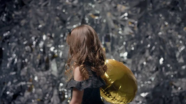 Altın Balonlu Şirin Küçük Kız Güzel Bir Çocuk Uzun Saçlı — Stok fotoğraf