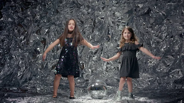 Parlak Arkaplanda İki Kız. Şenlik Elbiseli Kızlar. Parlak Manzaranın Arkaplanındaki Kızlar. Dans ediyorlar..