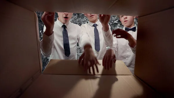 Three Guys Small Girl Open Box Rejoice Look Middle Box – stockfoto