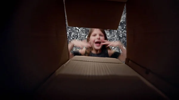 Small Girl Open Box She Rejoice Look Middle Box Cute – stockfoto