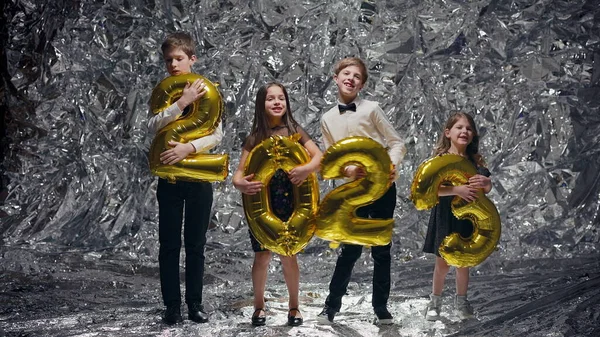 Kinder Halten Luftballons Form Von Zahlen Zweitausenddreiundzwanzig Ein Junge Bestreut Stockbild