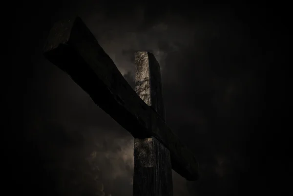 Kříž a tmavá obloha — Stock fotografie