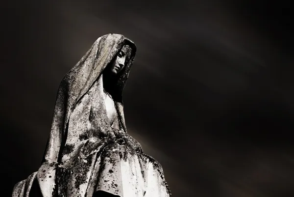 Meryem Ana ve karanlık gökyüzü