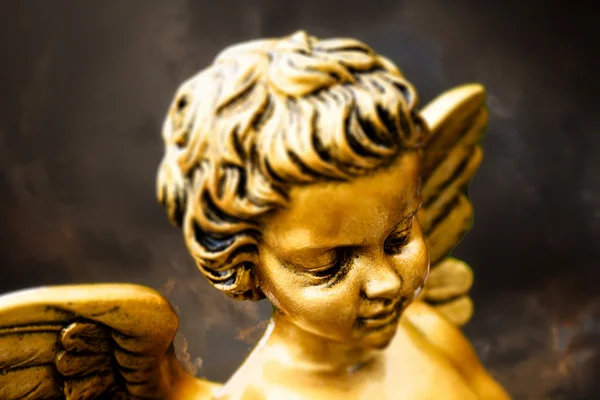 Kleine gouden cherub — Stockfoto