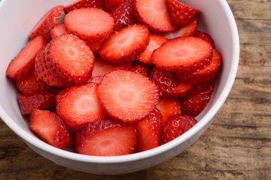 çilek fincan dilimlenmiş