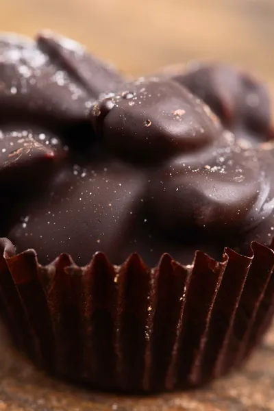 Almendras con chocolate negro —  Fotos de Stock