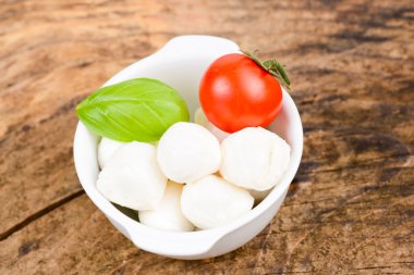 Cherry Domates, mozzarella peyniri ve fesleğen yaprağı