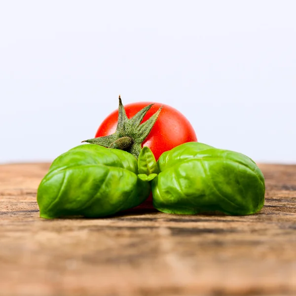 Черри помидор и листья базилика — стоковое фото