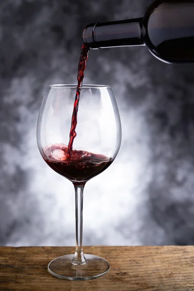 Дегустация красного вина — стоковое фото