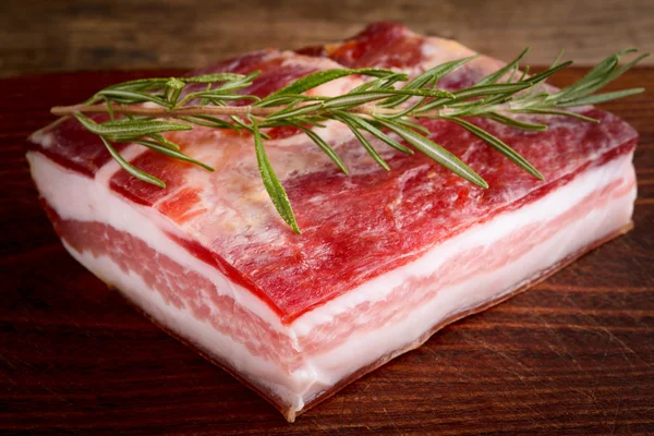 Doorgewinterde bacon - pancetta stagionata — Stockfoto
