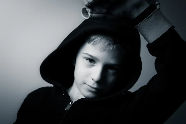 Αγόρι με κουκούλα μαχητής — Φωτογραφία Αρχείου