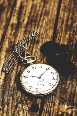 Eski saat ve madeni paralar