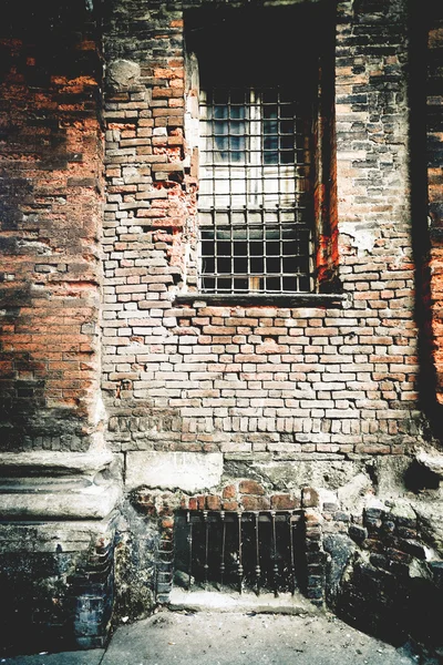 Parede velha do edifício em Milão — Fotografia de Stock