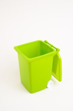 yeşil çöp üzerinde beyaz izole