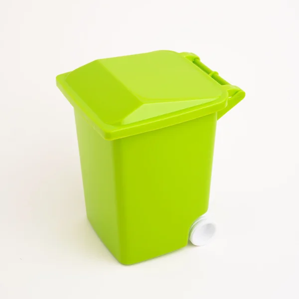 Groene dumpster geïsoleerd op wit — Stockfoto