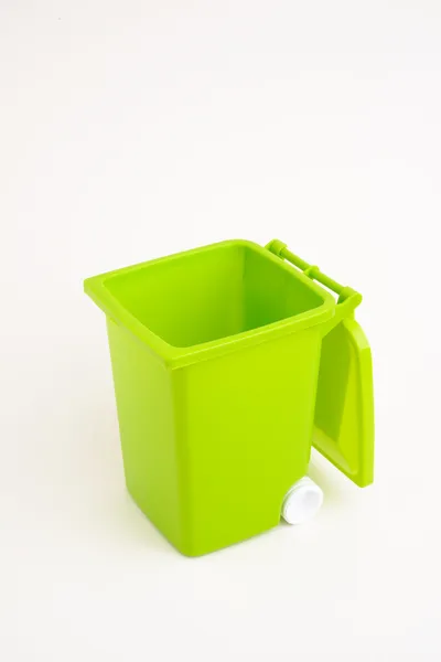 Lixeira verde isolada em branco — Fotografia de Stock