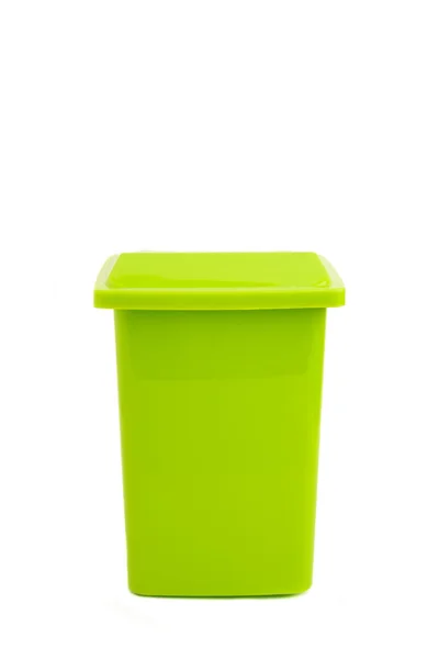 Зеленый мусорный бак изолирован на белом — стоковое фото