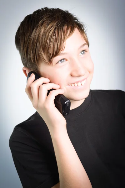 Kind met mobiele telefoon — Stockfoto