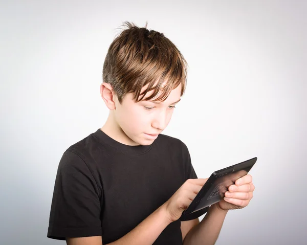 Criança usando um tablet PC — Fotografia de Stock