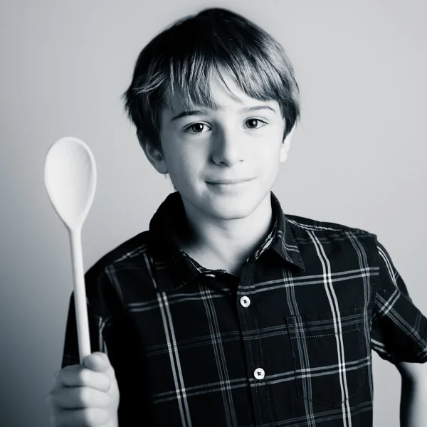 Niño pequeño cocinando — Foto de Stock