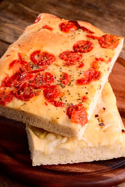 Italienische Focaccia mit kleinen Tomaten und Zwiebeln — Stockfoto