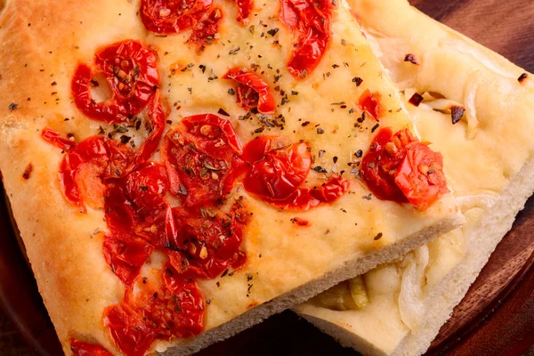 Italienische Focaccia mit kleinen Tomaten und Zwiebeln — Stockfoto