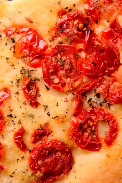 Italienische Focaccia mit kleinen Tomaten — Stockfoto