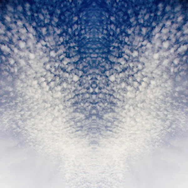 Дзеркальний хмарами небо — стокове фото