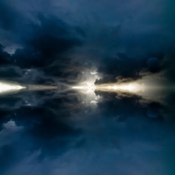 Zrcadlené bouře obloha — Stock fotografie