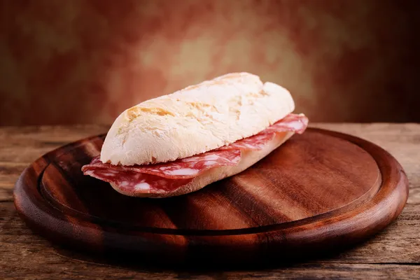 Salam ile Fransız ekmeği sandwitch — Stok fotoğraf